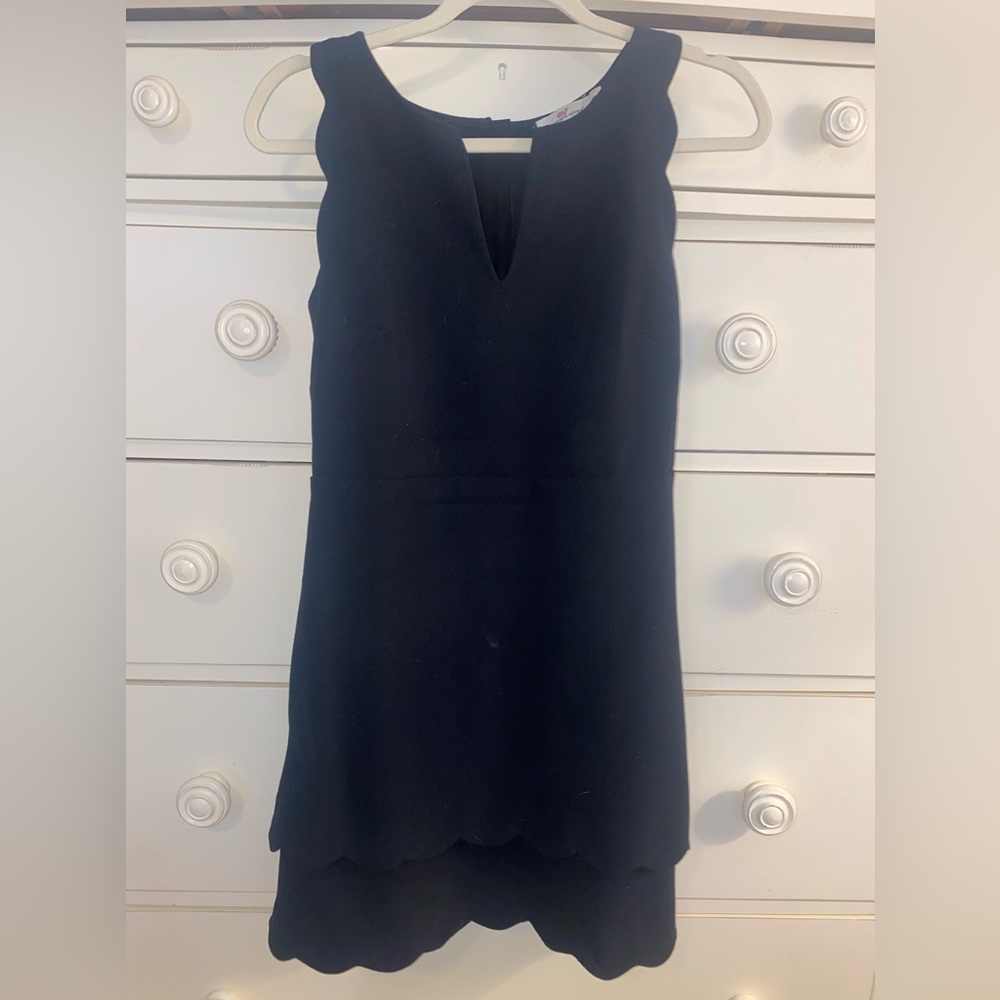 Vineyard Vines. Polyester And Rayon Scalloped Sle… - image 1